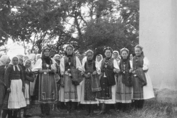 1.) Lányok, nők  viseletben - Györgyfalvi esküvő, lakodalom - funkciós, megrendezett filmfelvétel. Györgyfalva, 1956. szeptember 20.