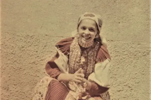 11.) Lány viseletben (Varga Katalin “Hangya”) Méra, Hangya-telek, 1961. október 13.