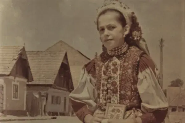 16.) Lány viseletben (Varga Katalin “Hangya”) Méra, 1961. október 13.