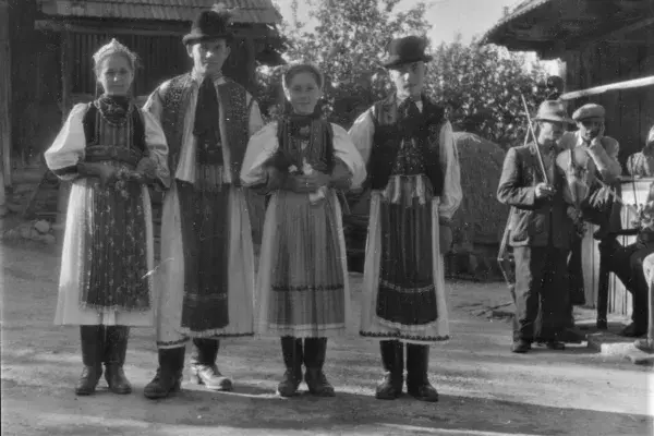 3.) Legények és lányok viseletben, háttérben zenészek - Györgyfalvi esküvő, lakodalom - funkciós, megrendezett filmfelvétel. Györgyfalva, 1956. szeptember 20.
