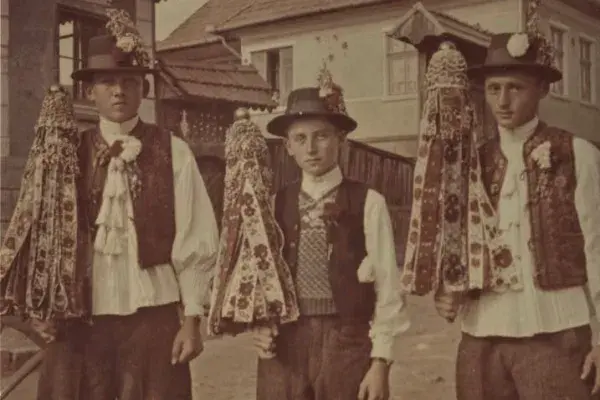 54.) Legények díszes kalapban és viseletben, vőfélybottal. Magyarvista, 1960-as évek 