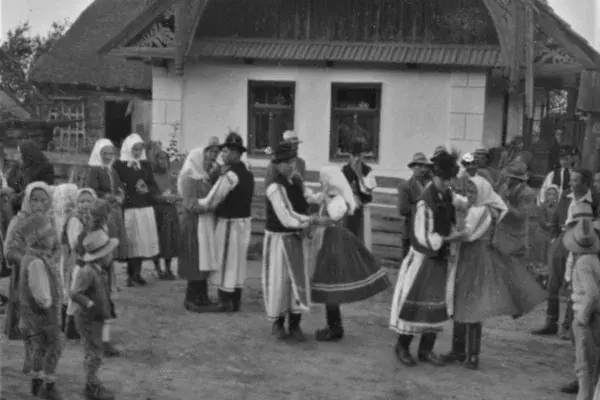 6.) Tánc a ház előtt - Györgyfalvi esküvő, lakodalom - funkciós, megrendezett filmfelvétel. Györgyfalva, 1956. szeptember 20.