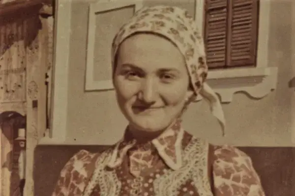 31.) Muszka Erzsébet "Futo" tortával a kezében. Méra, 1960-as évek