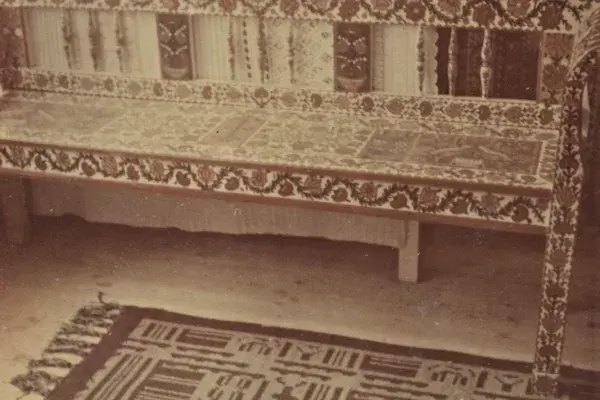 41.) Mérai cifra szoba: díszített, festett lóca. 1962-1963