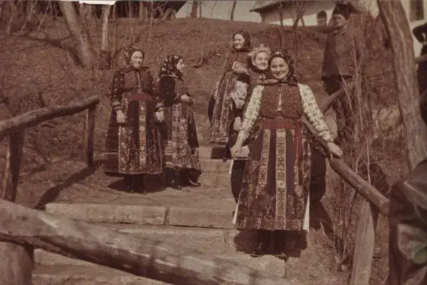 56.) Nők ünnepi viseletben. Magyarvista, 1960-as évek