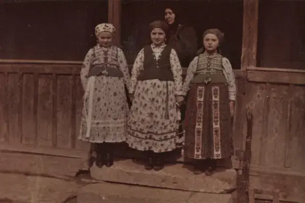 59.) Lánykák viseletben. Magyarvista, 1960-as évek