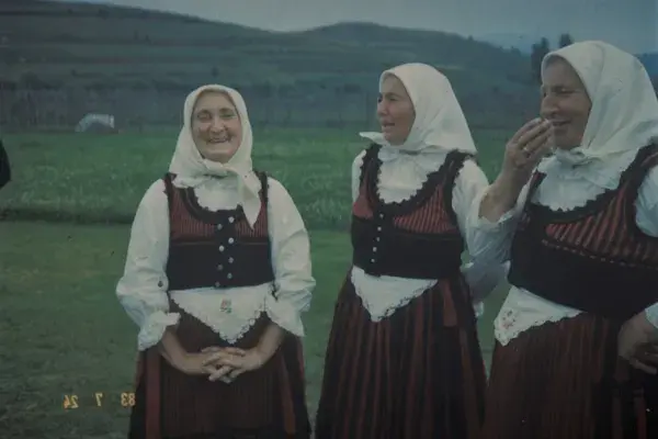 5.) Kallós Zoltán a Balladák filmje forgatásán, öregek tánca. Csíkszentdomokos, 1983. július 24.