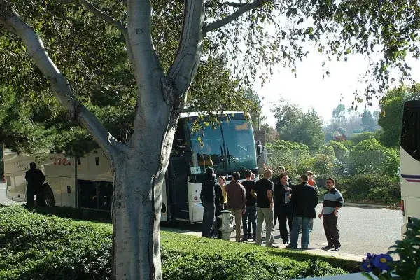 Gyülekezés a turnébusznál