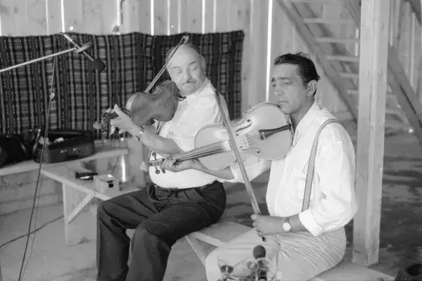 Fejérdi muzsikusok a válaszúti táborban: Gabor Alexandru „Albu" és Kovács Péter (1997)