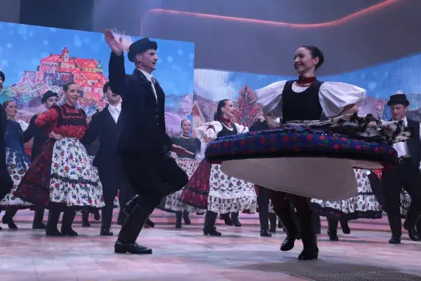A döntő vendégprodukciójában közreműködő Magyar Állami Népi Együttes, Nagydobronyi táncokkal