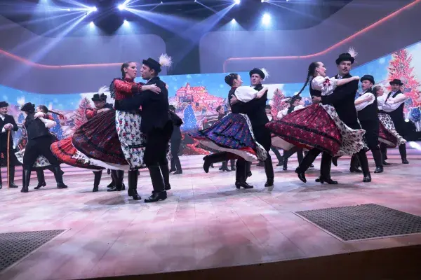 A döntő vendégprodukciójában közreműködő Magyar Állami Népi Együttes, Nagydobronyi táncokkal