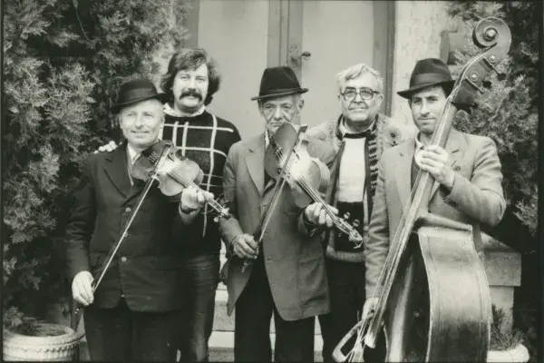 Magyarszováti zenekar (Maneszes "Zsiga" Márton, Botezán János, Vintilă Ioan "Endre") Halmos Bélával és Kallós Zoltánnal, 1990.