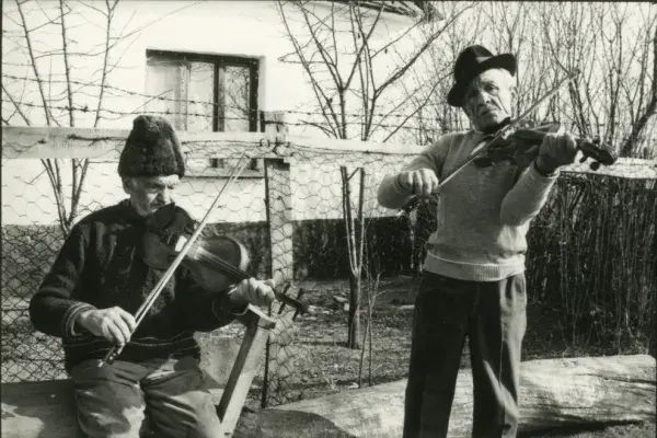 Móna Andor prímás, és testvére Móna Sándor kontrás, Kismarja 1989.