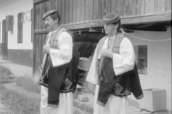 Selecký Ondrej "Čajdes"  és társa parasztház előtt viseletben [Pónik] 1993.