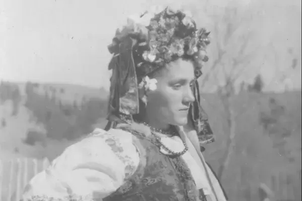 39.) Tankó Erzsébet menyasszony, fején koszorúpártával. Gyimesfelsőlok, 1961. október