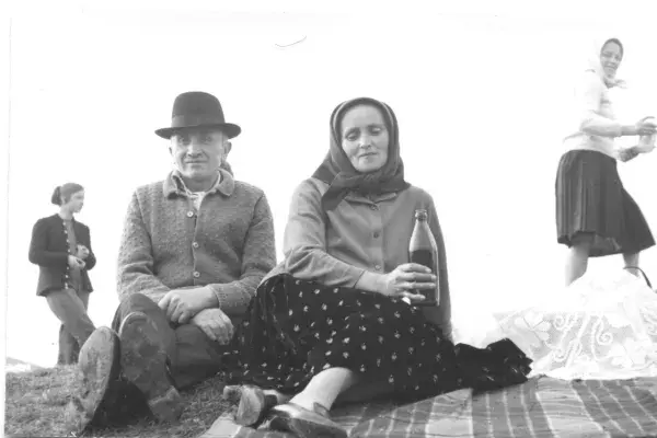73.) Idős férfi és asszony üldögélve a mezőn. Magyarlóna, 1970-es évek