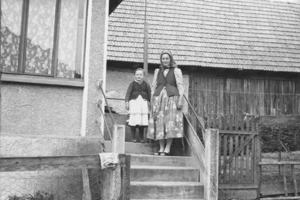 64.) Fehér Erzsi és kislánya. Kajántó, 1960-70-es évek