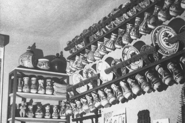 81.) Kalotaszegi tálasok díszes kancsókkal, kerámiákkal. Szobarészlet Kallós Zoltán otthonából, 1970-es évek