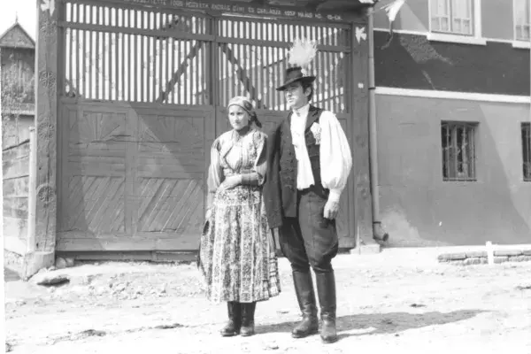 60.) Tötszegi Sándor "Deák" és Hatházi Erzsébet "Muzura" fedeles, kötött kapu előtt. Méra, 1960-70-es évek