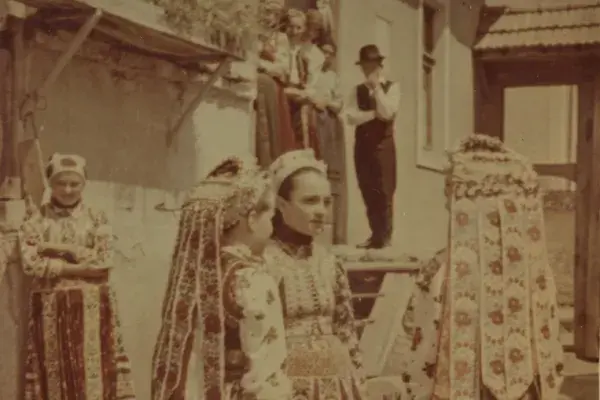 12.) Lányok viseletben. Méra, Hangya-telek, 1961. október 13.