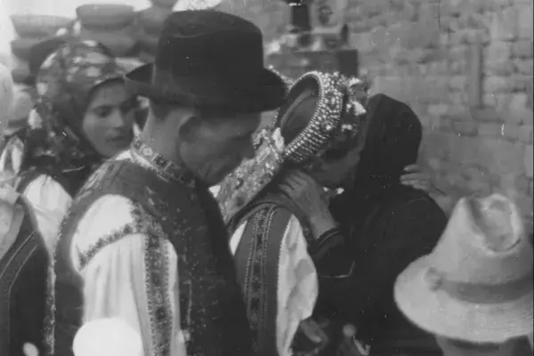 4.) Menyasszony búcsúzása - Györgyfalvi esküvő, lakodalom - funkciós, megrendezett filmfelvétel. Györgyfalva, 1956. szeptember 20.