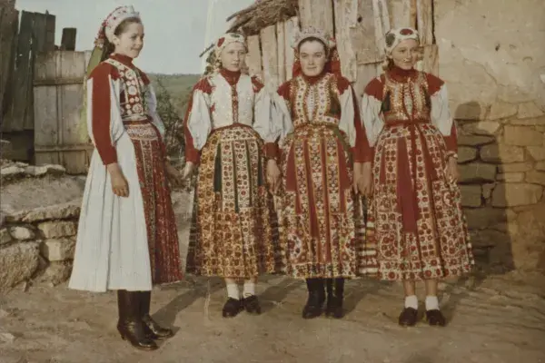 30.) Varga Kati "Hangya", Kornya Irénke "Dodi", Márton Anna "Solymos", Hatházi Erzsébet "Bárdi" az általános iskola udvarán. Méra, 1960-as évek
