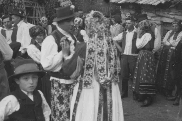 8.) Menyasszony, vőlegény és a vendégsereg. Magyarvista, 1950-60-as évek