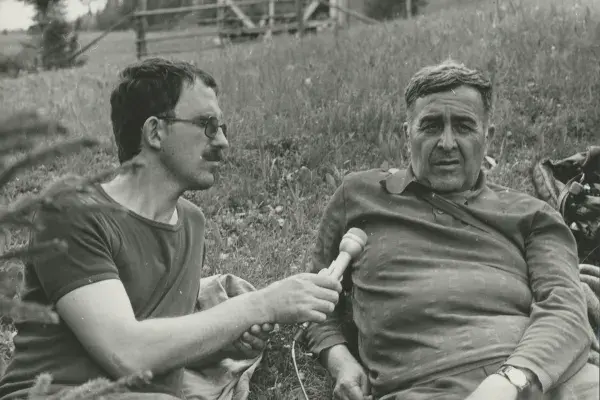 80.) Kallós Zoltán a Balladák filmje forgatásán: Gulyás Buda riporter kérdezi Kallós Zoltánt. Gyimesfelsőlok, 1983. május 22.