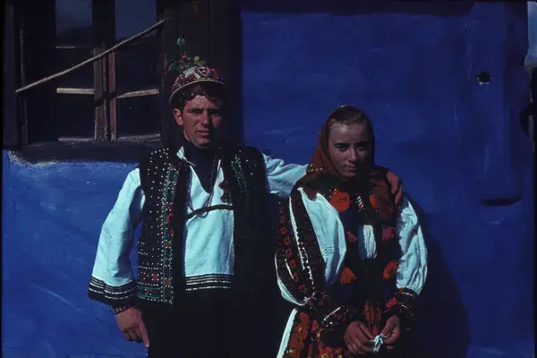 7.) Legény és lányka viseletben a ház előtt. Avas, 1970-80-as évek