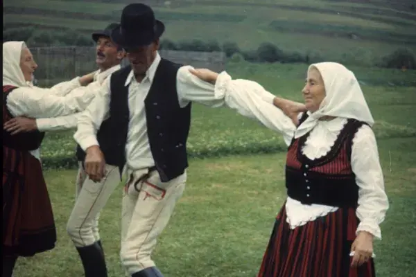 4.) Kallós Zoltán a Balladák filmje forgatásán, öregek tánca. Csíkszentdomokos, 1983. július 24.