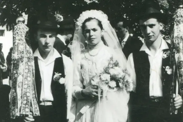 61.) Menyasszony vőfélyekkel: Varga Árpád "Hangya", Varga Katalin "Hangya", Boncz András. Méra, 1965