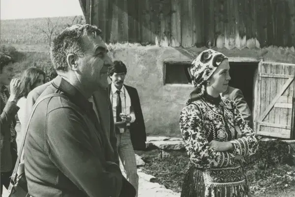 85.) Kallós Zoltán a Balladák filmje forgatásán: Lakodalom. Méra, 1984. május 9.