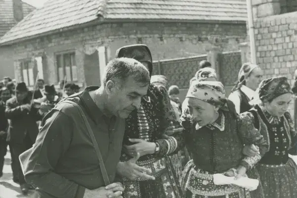 86.) Kallós Zoltán a Balladák filmje forgatásán: Lakodalom. Méra, 1984. május 9.