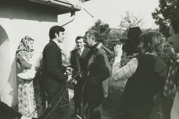 88.) Kallós Zoltán a Balladák filmje forgatásán: Keresztelő. Bogártelke, 1984. október 14.