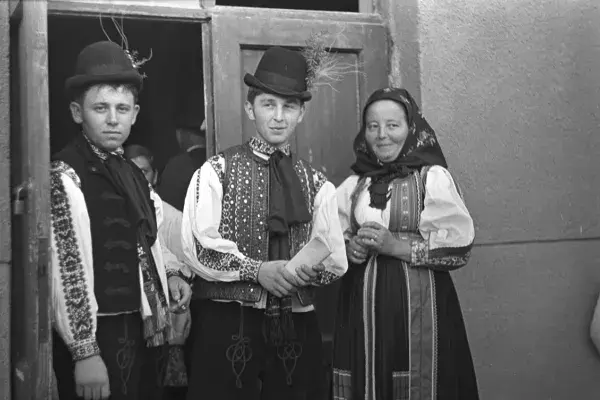  91.) Boncz István feleségével és egy legény viseletben. Györgyfalva, 1980-as évek