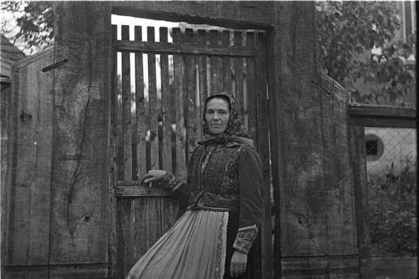 92.) Asszony viseletben a kapuban. Györgyfalva, 1970-80-as évek