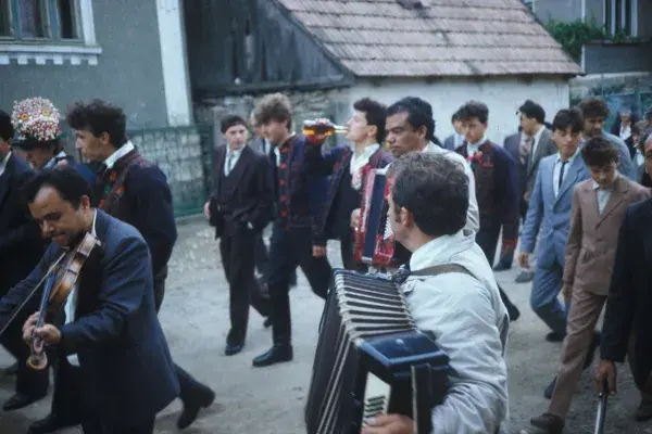 103.) Zenészek (Czilika Gyula, Czilika Béla , Czilika Ödön) lakodalmi menetben. Nádas mente, 1980-as évek