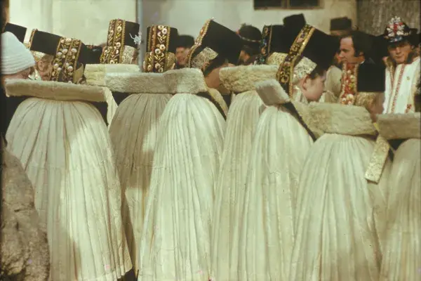 24.) Szász leányok ünnepi viseletben. 1960-70-es évek