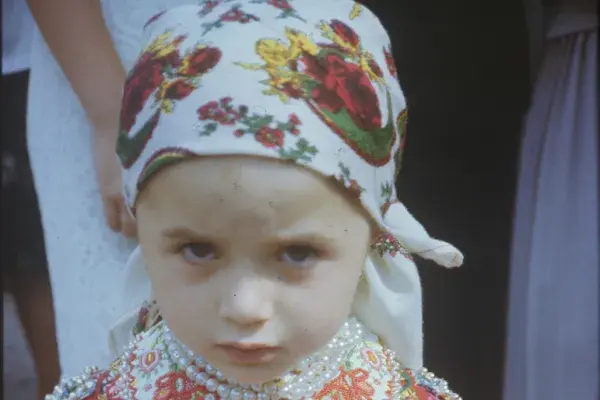 121.) Kislány mákófalvi ünnepi viseletben. 1980-as évek