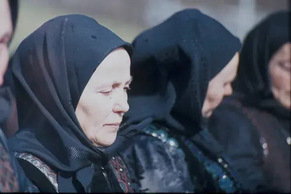 132.) Asszonyok temetésen. Nádas mente, 1980-as évek