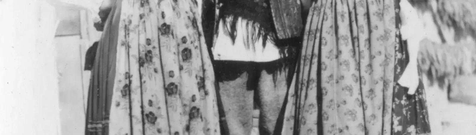 Két nő és egy férfi mezőségi viseletben. Mezőkeszü, 1960-as évek