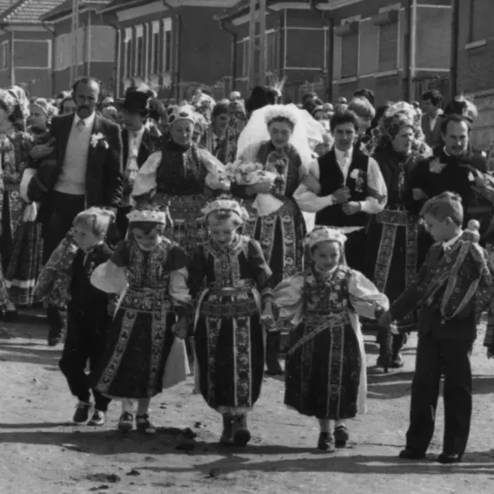 Kalotaszegi lakodalmi menet, jobb szélén Kallós Zoltán Forrás: Kallós Zoltán gyűjtemény