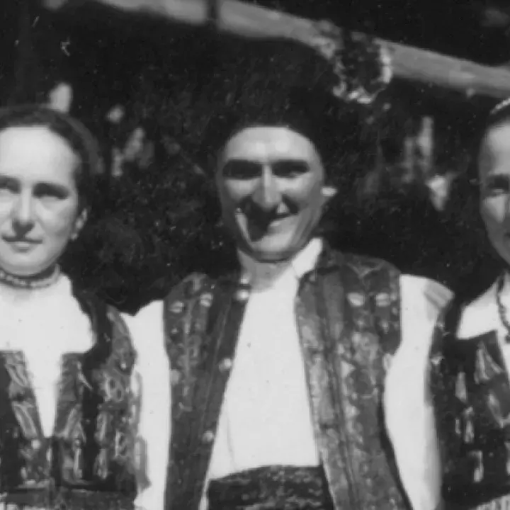 Két nő és egy férfi mezőségi viseletben. Mezőkeszü, 1960-as évek