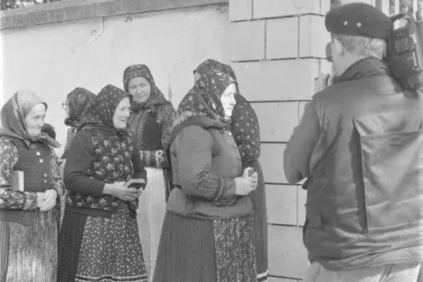 Asszonyok templomba menet Méra 1998.