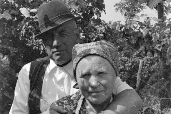 Szántó Ferenc és felesége Sári néni. Marosdécse 2001.