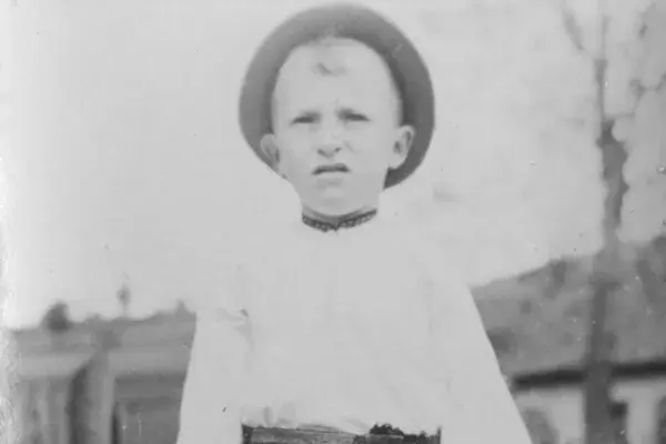 29.) Kisfiú viseletben. Gyimes, 1960-as évek