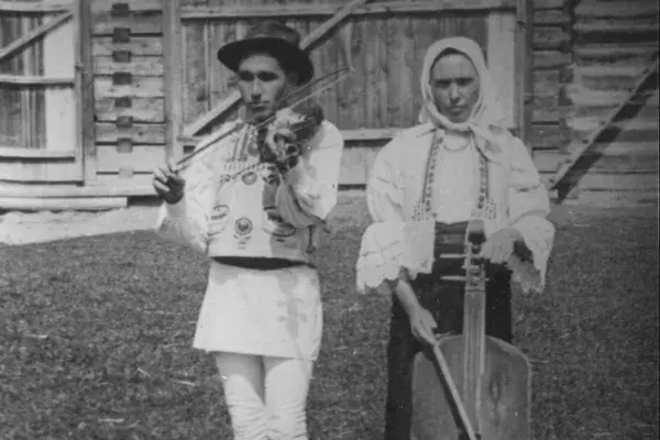 33.) Gyimesi zenészek: Antal "Vak" Zolti (hegedű) és édesanyja Finánc Erzsébet (ütőgardon). 1960-as évek