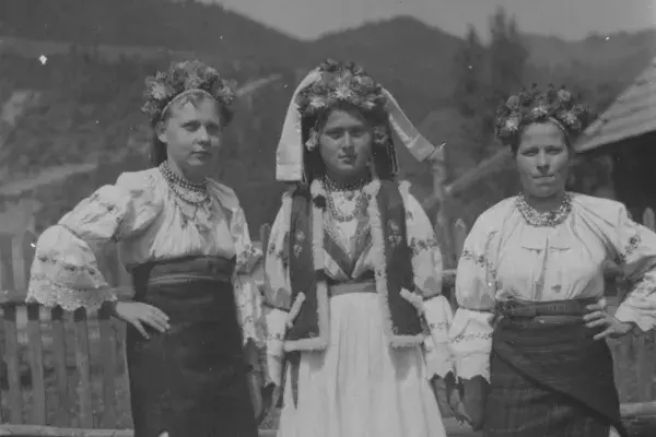 35.) Menyasszony nyoszolyókkal viseletben. Gyimes, 1960-as évek