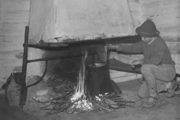 62.) Ételmelegítés kürtős tűzhelynél. Gyimes, 1960-as évek
