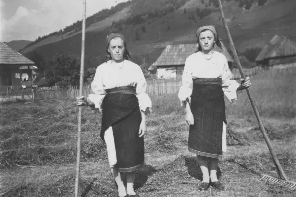 66.) Nők viseletben, gereblyével. Gyimes, 1960-as évek